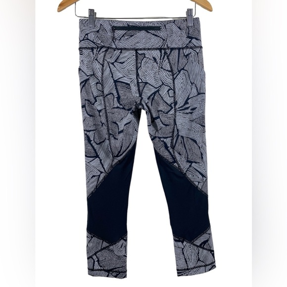 Lululemon Pace Rival Crop Full-On Luxtreme in Dottie Tribe White Black Size 6 - Picture 3 of 15